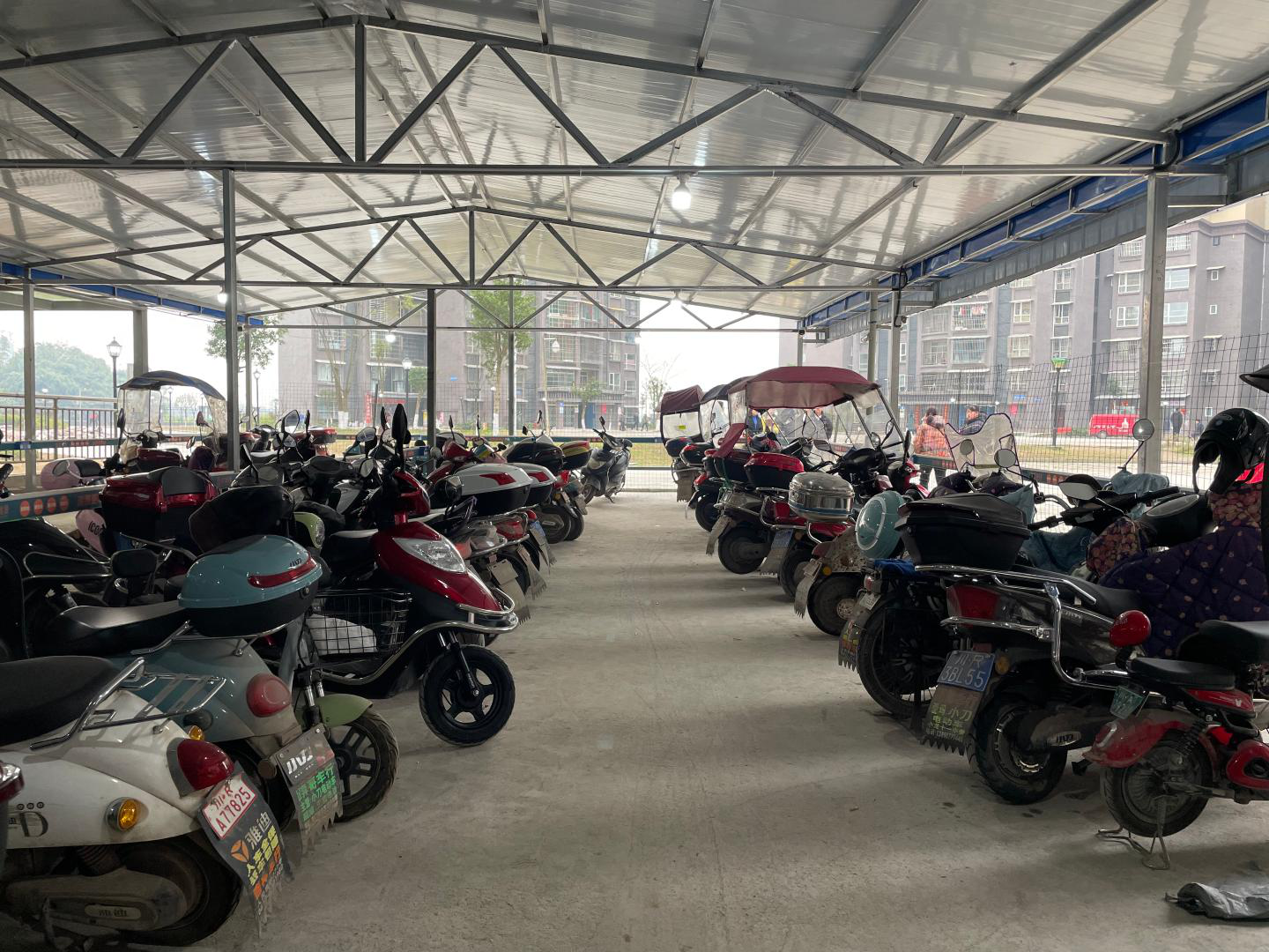 【我為群眾辦實(shí)事】民建會(huì )員捐資搭建停車(chē)棚 小區居民停車(chē)不再難